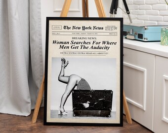 Peut inclure: Une impression de journal noir et blanc avec le titre "Woman Searches For Where Men Get The Audacity". L'image montre une femme en robe rayée debout sur une valise.