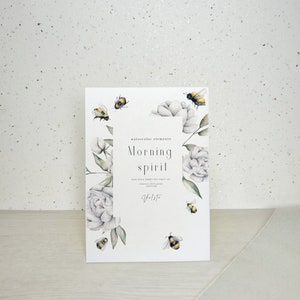 Pode incluir: Ilustra&ccedil;&atilde;o de aquarela de pe&ocirc;nias brancas e abelhas com o texto "watercolor elements Morning spirit hand drawn bumble bee clipart on classical white peony  Valito"
