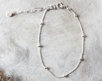 Pulseira delicada de contas de prata esterlina: joia minimalista com corrente