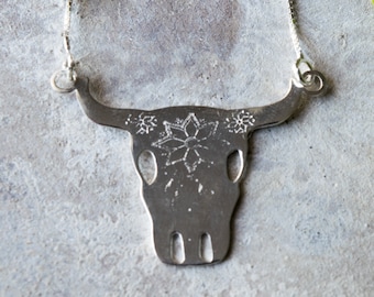 Sterlingzilveren koe-schedelketting: boho-westerse sieraden