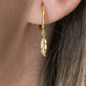 Oormanchet zonder piercing, kleine hoepels, oorbellen met gouden veren, kleine hoepels met bedel, kraakbeenring zonder perforatie