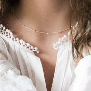 Collar minimalista de cadena satelital de plata, delicado collar tipo gargantilla de plata esterlina, collar simple en capas con pequeñas cuentas, collar de cuentas