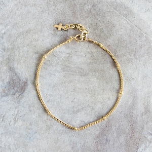 Delicada pulsera de cuentas rellenas de oro: delicada cadena satélite