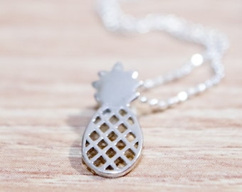 Delicado collar de piña en plata de ley: joyería minimalista con encanto