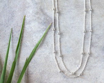 Zierliches, mehrschichtiges Perlenketten-Set aus Silber. Schlichte, dünne Halskette. Minimalistische Halsketten für Frauen. Zarte Halskette mit winzigen Kugeln