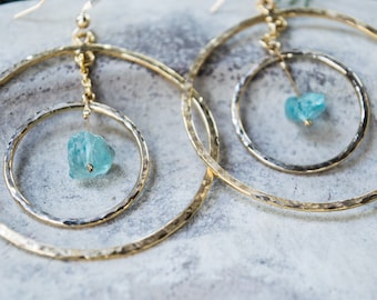 Large gold hoop earrings with raw gemstone, Dangle hammered hoops, Boho raw blue apatite earrings, Statement earrings, Bohemian jewelry gift