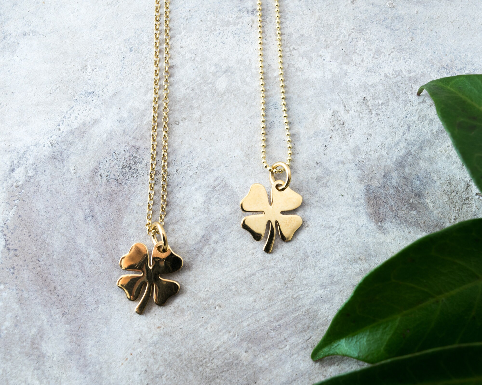 Collana Quadrifoglio Portafortuna – Placcata Oro 18k, Doppia Faccia Bianco/nero, Regalo Donna
