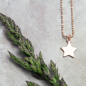 Delicado collar de gargantilla de estrella de oro rosa diminuto, collares de encanto de estrella minimalista para mujeres, collar colgante relleno de oro simple, regalo de niña