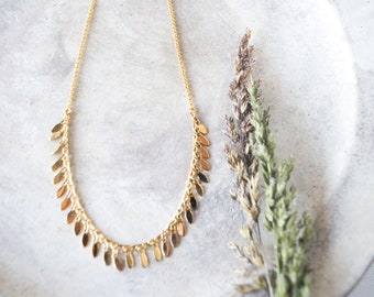 Delicado collar con monedas de oro: gargantilla bohemia con dijes en capas