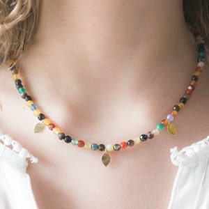 Collar de gargantilla de cuentas de colores con cuentas de piedras preciosas, collar boho de piedra de nacimiento con amuletos rellenos de oro, regalo de collar de declaración para mamá