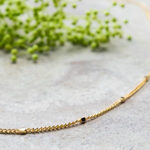 Delicado collar de cuentas doradas, gargantilla sencilla de cadena fina de oro, collares minimalistas para mujer, collar delicado con bolitas.