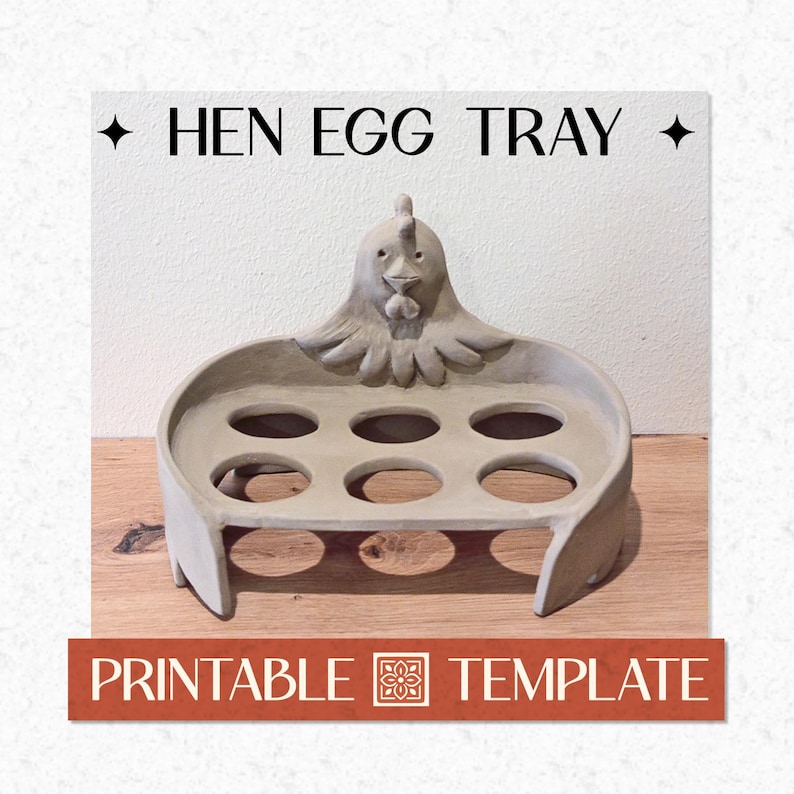 Op de afbeelding: Een lichtgrijze eierhouder in keramiekstijl met een gebeeldhouwde kip aan de achterkant en zes ronde openingen voor eieren. De tekst HEN EGG TRAY staat bovenaan en de tekst PRINTABLE TEMPLATE staat onderaan de afbeelding.