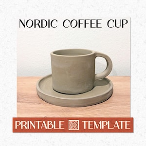 Op de afbeelding: Een beige keramische koffiekop en schotel set. De beker heeft een afgeronde handgreep en staat op een bijpassende schotel. De woorden "NORDIC COFFEE CUP" staan bovenaan en "PRINTABLE TEMPLATE" onderaan.