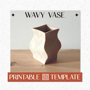 Könnte beinhalten: Eine beige, wellenförmige Vase mit quadratischer Oberseite und geschwungenen Seiten, verziert mit einem dezenten floralen Muster. Der Text "WAVY VASE" steht über der Vase und "PRINTABLE TEMPLATE" darunter.