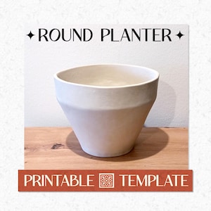 Op de afbeelding: Een crèmekleurige ronde plantenbak met een brede opening en een licht taps toelopende vorm. De plantenbak staat op een houten oppervlak. De woorden "ROUND PLANTER" en "PRINTABLE TEMPLATE" staan op de afbeelding.