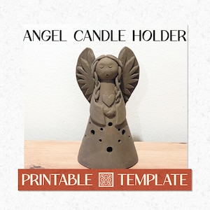 Op de afbeelding: Een grijze keramische engelenkaarsenhouder met een uitlopende basis en gedetailleerde vleugels. De engel heeft gesloten ogen en gevlochten haar. De basis heeft kleine cirkelvormige uitsparingen. De tekst "ANGEL CANDLE HOLDER" en "PRINTABLE TEMPLATE" worden weergegeven.