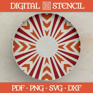 Könnte beinhalten: Ein runder dekorativer Teller mit geometrischem Design. Der Teller hat einen weißen Mittelkreis, umgeben von roten und orangefarbenen pfeilartigen Formen, die nach außen strahlen. Die Worte "DIGITAL STENCIL" stehen oben und "PDF • PNG • SVG • DXF" unten.
