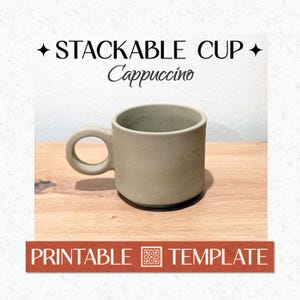 以下が含まれることがあります： ベージュ色のスタッカブルカプチーノカップ、丸みを帯びたハンドル付き。カップは円筒形で、木製の表面に置かれています。「STACKABLE CUP」と「Cappuccino」の文字がカップの上にあります。カップの下には「PRINTABLE TEMPLATE」の文字があります。
