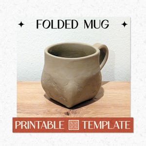 Puede incluir: Una taza plegada hecha a mano de arcilla sin esmaltar. La taza tiene una forma angular única y un asa. El texto "FOLDED MUG" está encima de la taza y "PRINTABLE TEMPLATE" debajo.