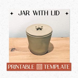 Puede incluir: Un tarro de cerámica beige con tapa, sobre una superficie de madera. La tapa tiene un diseño floral. El texto "JAR WITH LID" está encima del tarro y "PRINTABLE TEMPLATE" debajo.
