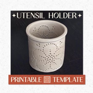 Puede incluir: Un porta utensilios cilíndrico de color gris claro con un patrón floral perforado hecho de pequeños agujeros circulares. El texto UTENSIL HOLDER aparece en la parte superior y el texto PRINTABLE TEMPLATE se muestra en una franja roja.
