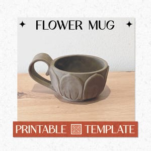 Può includere: Una tazza in ceramica grigia con un design a petali di fiori. La tazza ha un manico curvo e le parole "FLOWER MUG" sono stampate sopra. Sotto la tazza, le parole "PRINTABLE TEMPLATE" sono stampate su uno striscione marrone.