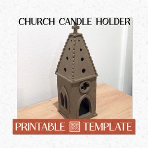 Puede incluir: Un portavelas marrón con forma de iglesia con una cruz en la parte superior. La estructura tiene ventanas arqueadas y una ventana decorativa en forma de cruz. El texto "CHURCH CANDLE HOLDER" está encima del portavelas. El texto "PRINTABLE TEMPLATE" está debajo.