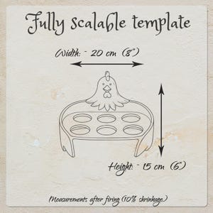 Op de afbeelding: Een zwarte lijntekening van een eierhouder-sjabloon in de vorm van een kip met zes ronde uitsparingen. De tekst luidt: Fully scalable template, Width: 20 cm (8"), Height: 15 cm (6"), en Measurements after firing (10% shrinkage).