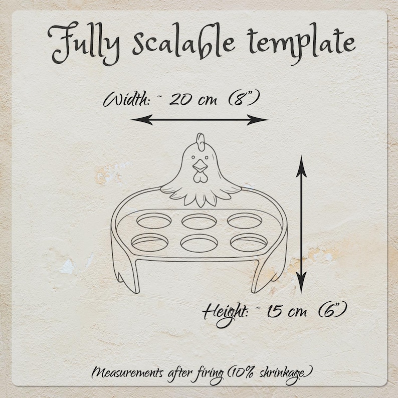 Op de afbeelding: Een zwarte lijntekening van een eierhouder-sjabloon in de vorm van een kip met zes ronde uitsparingen. De tekst luidt: Fully scalable template, Width: 20 cm (8"), Height: 15 cm (6"), en Measurements after firing (10% shrinkage).