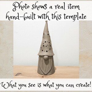 K&ouml;nnte beinhalten: Eine graue Ton-Gnom-Figur mit einer hohen spitzen M&uuml;tze mit kreisf&ouml;rmigen Ausschnitten, einer runden Nase und einem strukturierten Bart. Der Text lautet: Photo shows a real item hand-built with this template. What you see is what you can create!