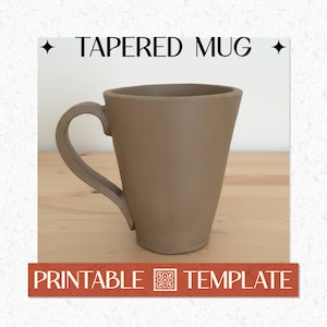 以下が含まれることがあります： カーブしたハンドルが付いた、トープ色のテーパードマグ。 マグカップはシンプルでモダンなデザインで、セラミック製です。 画像の上部には「TAPERED MUG」、下部には「PRINTABLE TEMPLATE」という文字が印刷されています。
