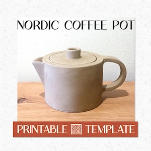 Peut inclure: Une cafetière nordique en céramique beige avec un couvercle et une poignée. Le pot est sur une surface en bois. Le texte "NORDIC COFFEE POT" est au-dessus du pot. Le texte "PRINTABLE TEMPLATE" est en dessous.