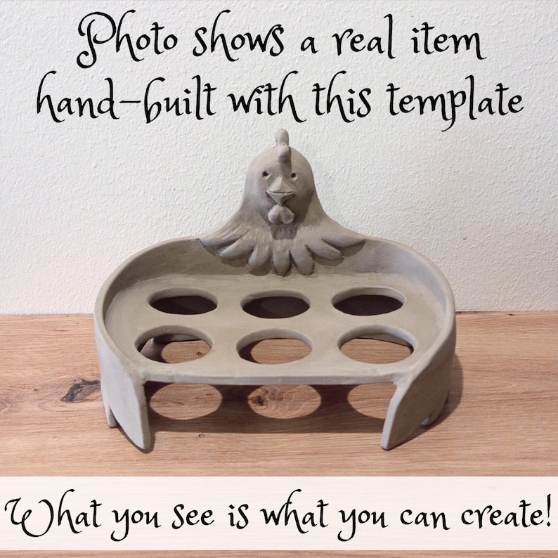 Op de afbeelding: Een lichtgrijze kleien eierhouder met een gebeeldhouwde kippenkop op het achterpaneel en zes ronde uitsparingen voor eieren. De tekst luidt: Photo shows a real item hand-built with this template. What you see is what you can create!