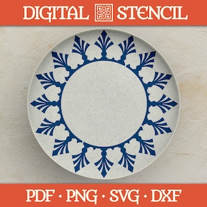 Può includere: Un piatto bianco con un motivo floreale blu sul bordo. Il piatto ha una trama maculata e il testo "DIGITAL STENCIL" in alto. Sotto il piatto ci sono i tipi di file: PDF, PNG, SVG e DXF.