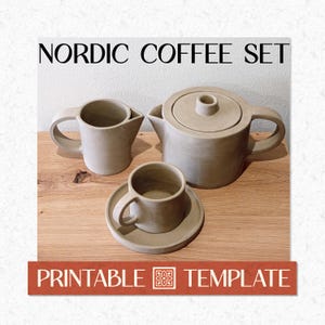 Op de afbeelding: Een beige keramische Nordic koffieset, bestaande uit een theepot met deksel, een melkkan en een kopje met schotel. De set wordt gepresenteerd op een houten oppervlak. De tekst "NORDIC COFFEE SET" staat bovenaan en "PRINTABLE TEMPLATE" onderaan.
