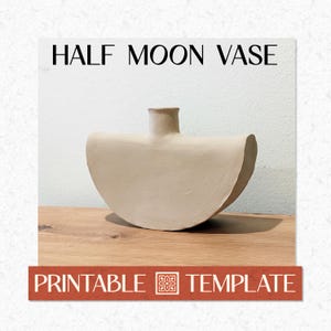 Puede incluir: Un jarrón de cerámica beige con forma de media luna, con un cuello cilíndrico. El texto "HALF MOON VASE" está encima del jarrón y "PRINTABLE TEMPLATE" debajo. El jarrón se muestra sobre una superficie de madera.