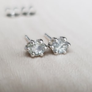 Clous d'oreilles ovales à facettes en alexandrite à changement de couleur naturelle de 0,56 tcw