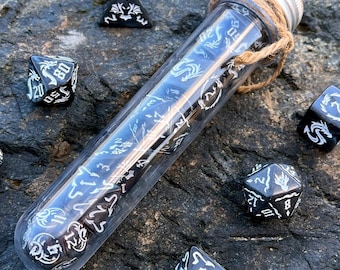 Set di 7 dadi D&D in fiaschetta per pozioni, set di dadi poliedrici neri e bianchi "Drago Nero", dadi di Dungeons and Dragons, regalo per giocatori di giochi di ruolo fantasy