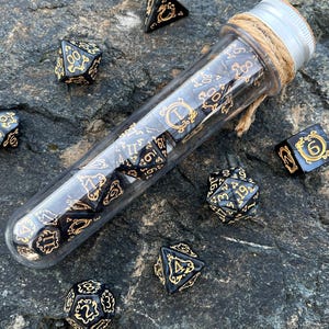 Jeu de 7 dés D&D dans une fiole de potion, « Tale of Aether » jeu de dés polyédriques D&D noir jaune, dés Donjons et Dragons, cadeau pour joueur Elements Rpg