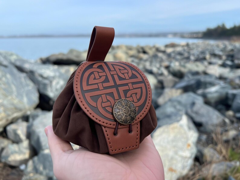 Bolsa De Dados DND De Cuero Negro Con Ojos De Dragón Que Brillan En Verde | Cabe 6 Juegos De Dados | Cierre Seguro | Regalo Para Jugadores De Rol
