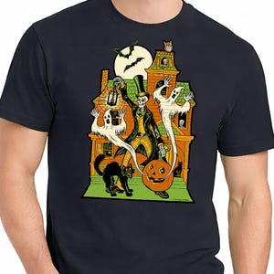 Haunted House T-Shirt – Spooky Skeleton & Ghosts – Unisex Green Short Sleeve 100% Soft Cotton – Professionally Screen Printed immagine 2