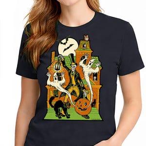 Haunted House T-Shirt – Spooky Skeleton & Ghosts – Unisex Green Short Sleeve 100% Soft Cotton – Professionally Screen Printed immagine 1