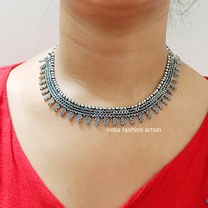 Handgemachte oxidierte indische Choker Halskette: Versilberter Stammes-Schmuck