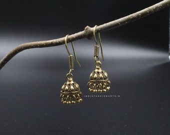 Kleine goldene Jhumkas-Ohrringe aus Kupfer, oxidierte goldene Jhumkas, traditionelle regelmäßige Gebrauchsspuren