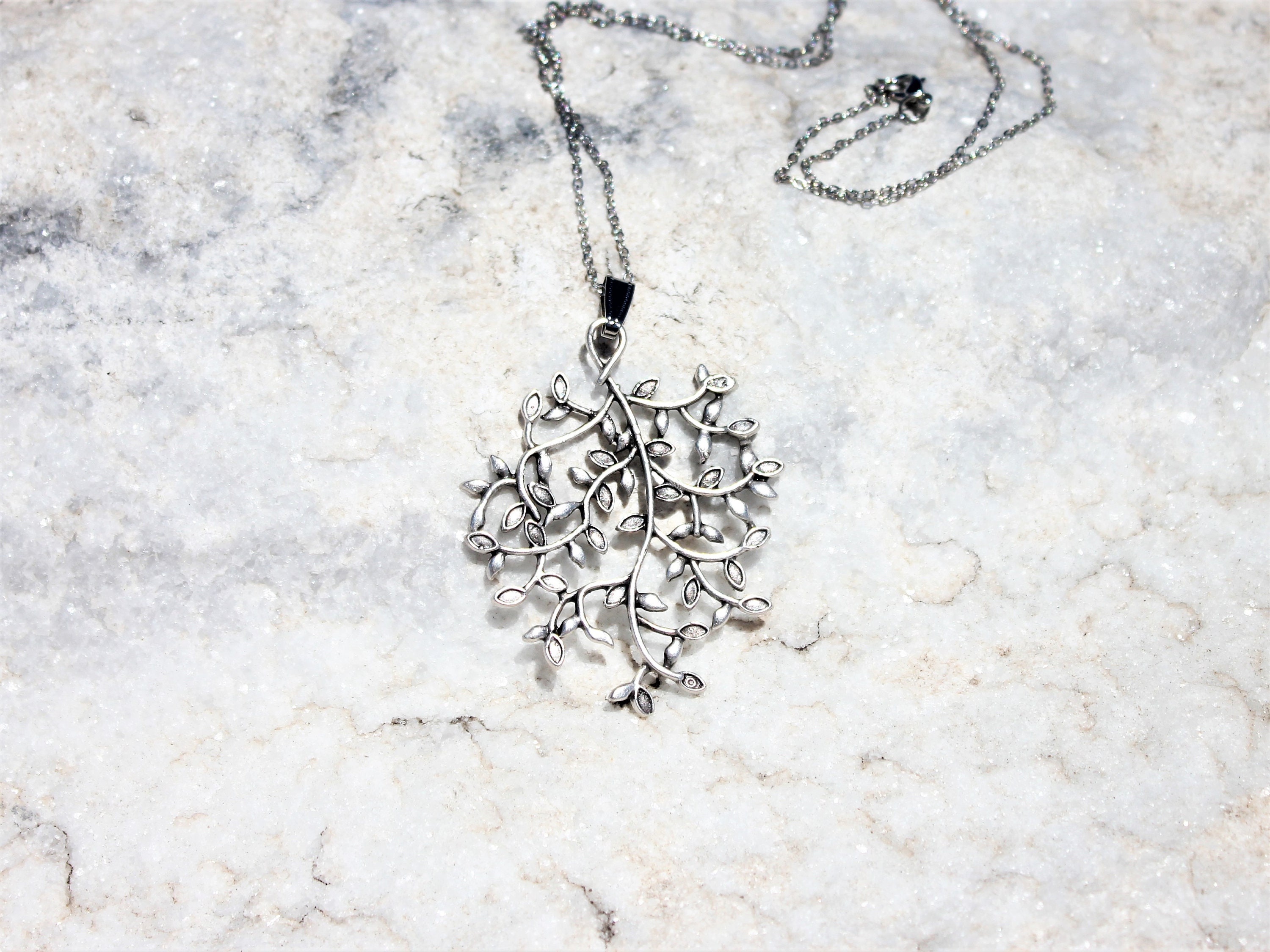 Pendentif Branche Feuilles En Argent/ Or Blanc Laminé - Neuf Avec étiquette, Style Femme, Espagne