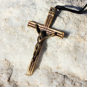 Jesus Christus Kruzifix Kreuz Halskette / Bronze Anhänger zierliche Christian Symbol Medaillon religiösen Schmuck Boho Herren Frau Weihnachtsgeschenk