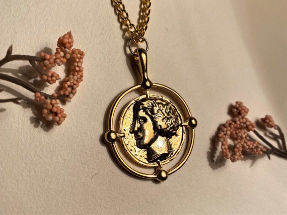 Queen Elizabeth Necklace Gold Portrait 