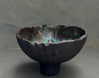 Handgjord skål i keramik med fot | Modern design | Svartbrun lera | Skulptural | Blå glasyr | Heminredning