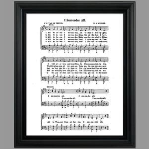 Puede incluir: Una partitura de música vintage para la canción "I Surrender All". La partitura está impresa en tinta negra sobre papel blanco y presenta la letra y la notación musical de la canción. El título de la canción está impreso en la parte superior de la página en letras grandes y en negrita.