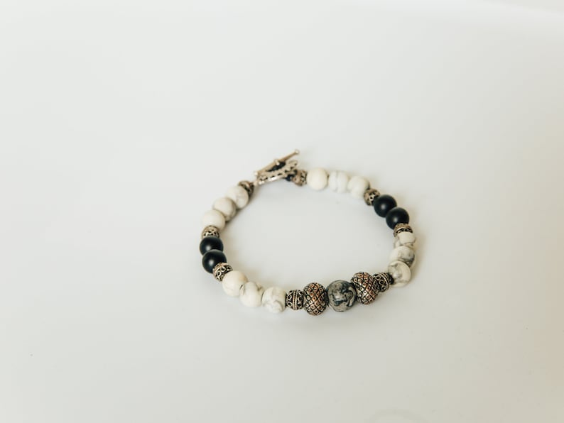 Onyx and Howlite beaded bracelet